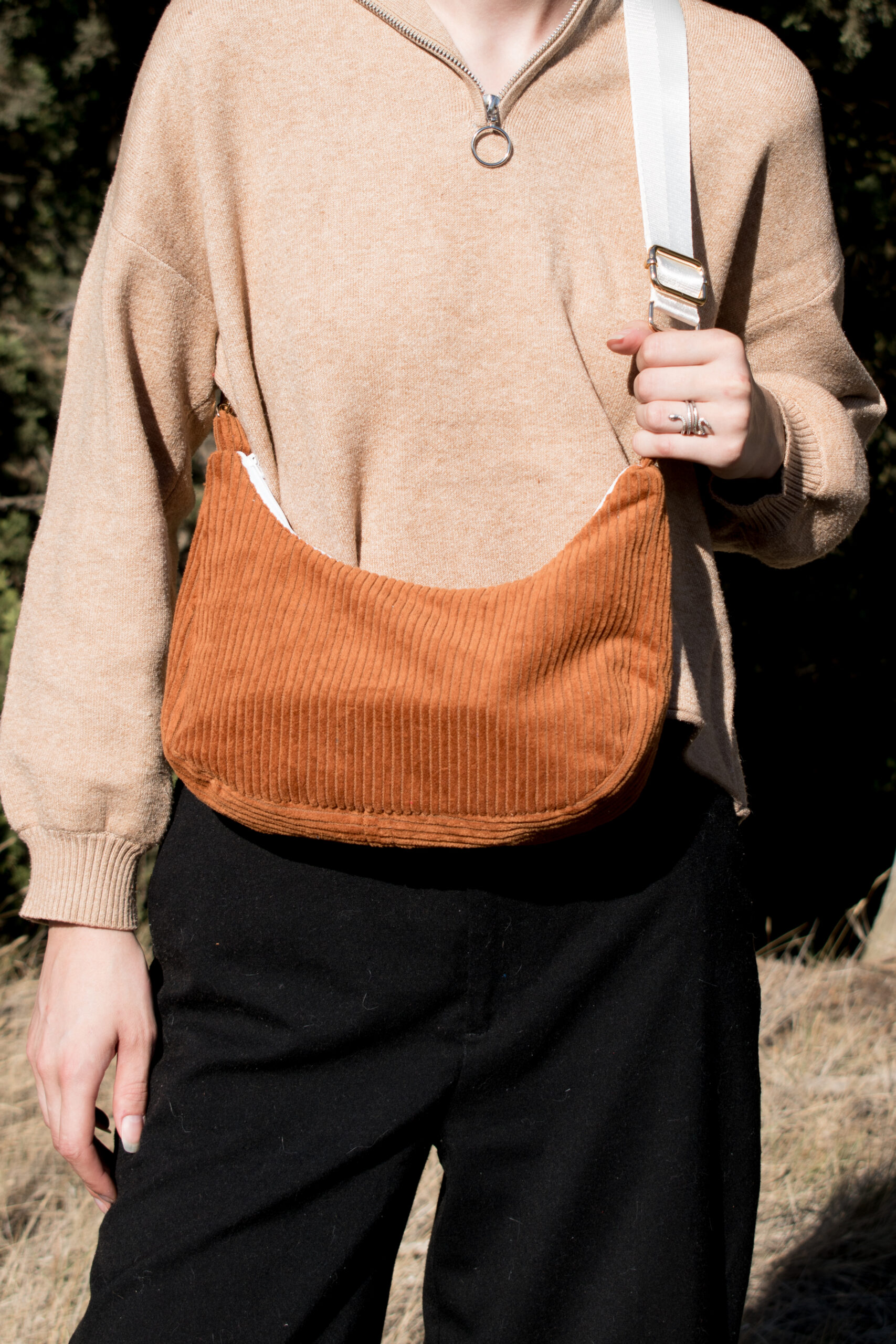 Sac baguette en velours caramel – Image 4