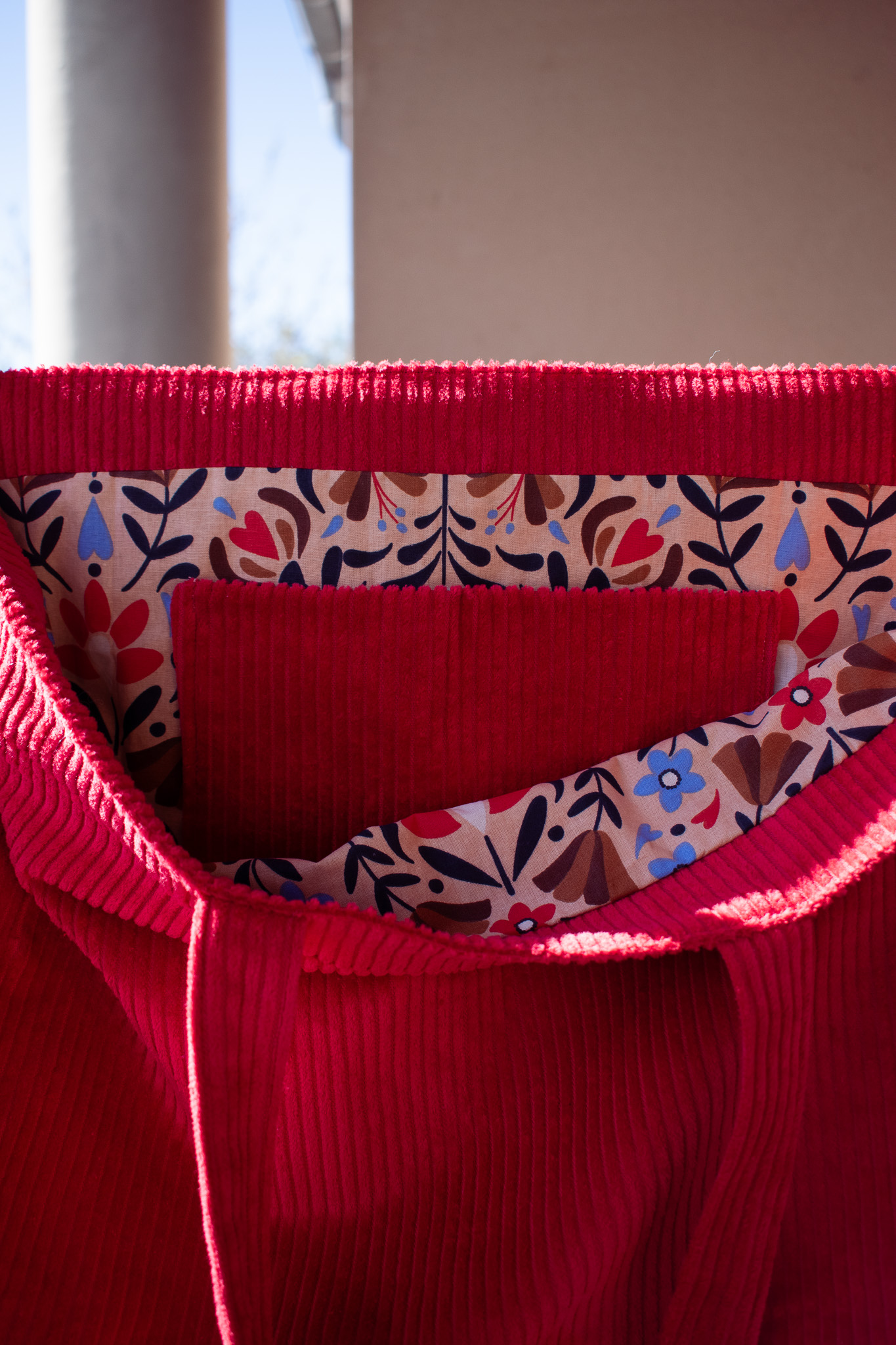 Sac cabas en velours rouge – Image 4