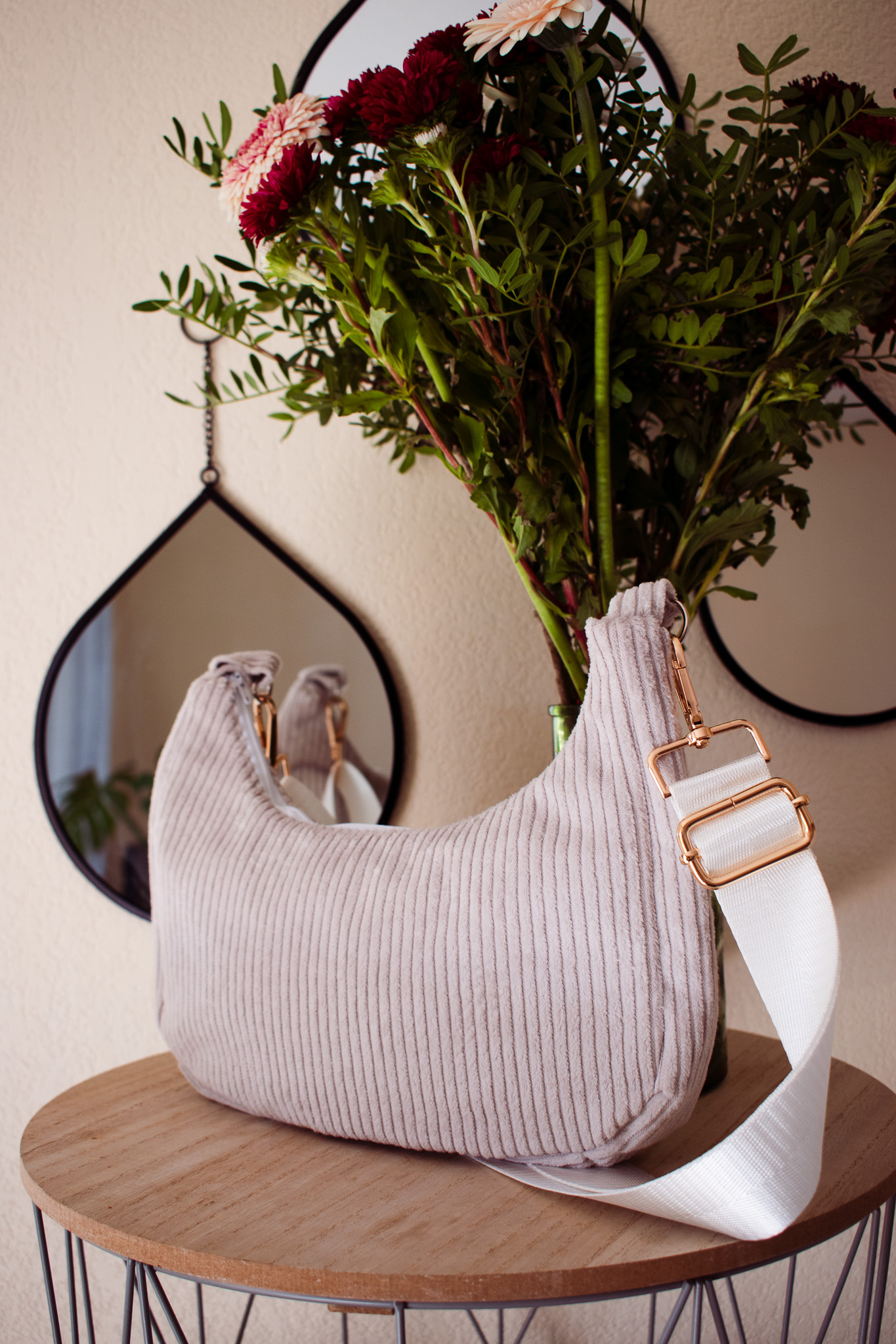 Sac baguette en velours beige – Image 2