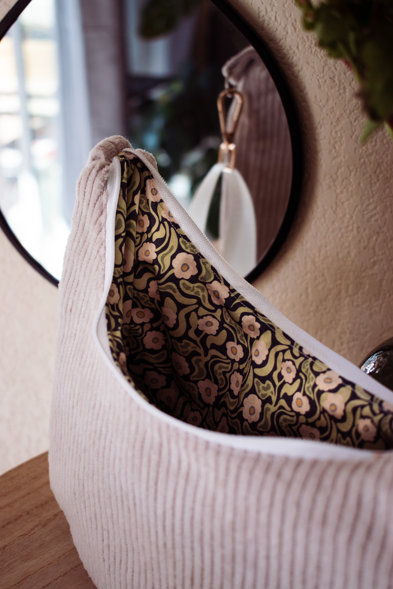 Sac baguette en velours beige – Image 3