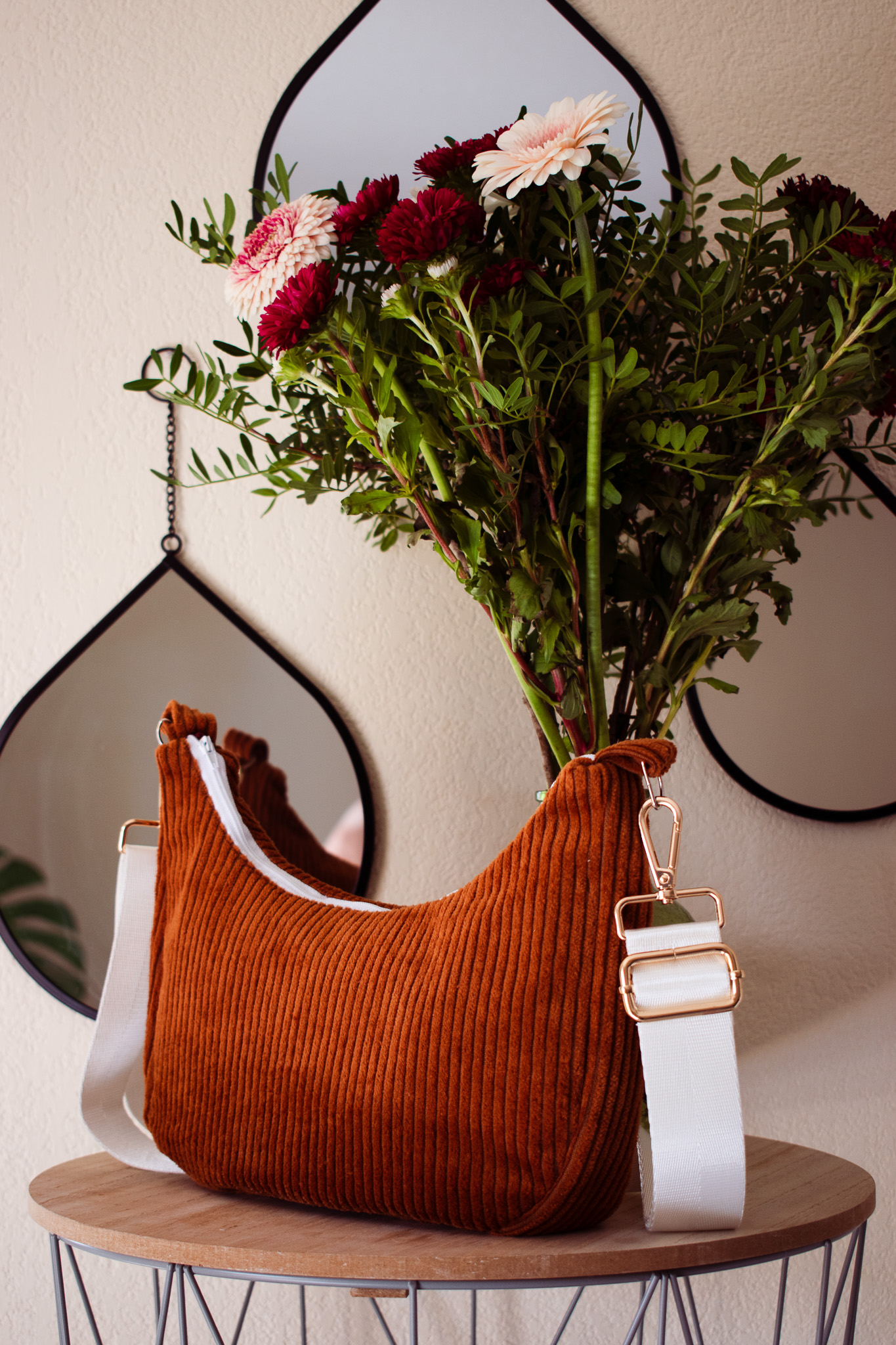 Sac baguette en velours caramel – Image 2