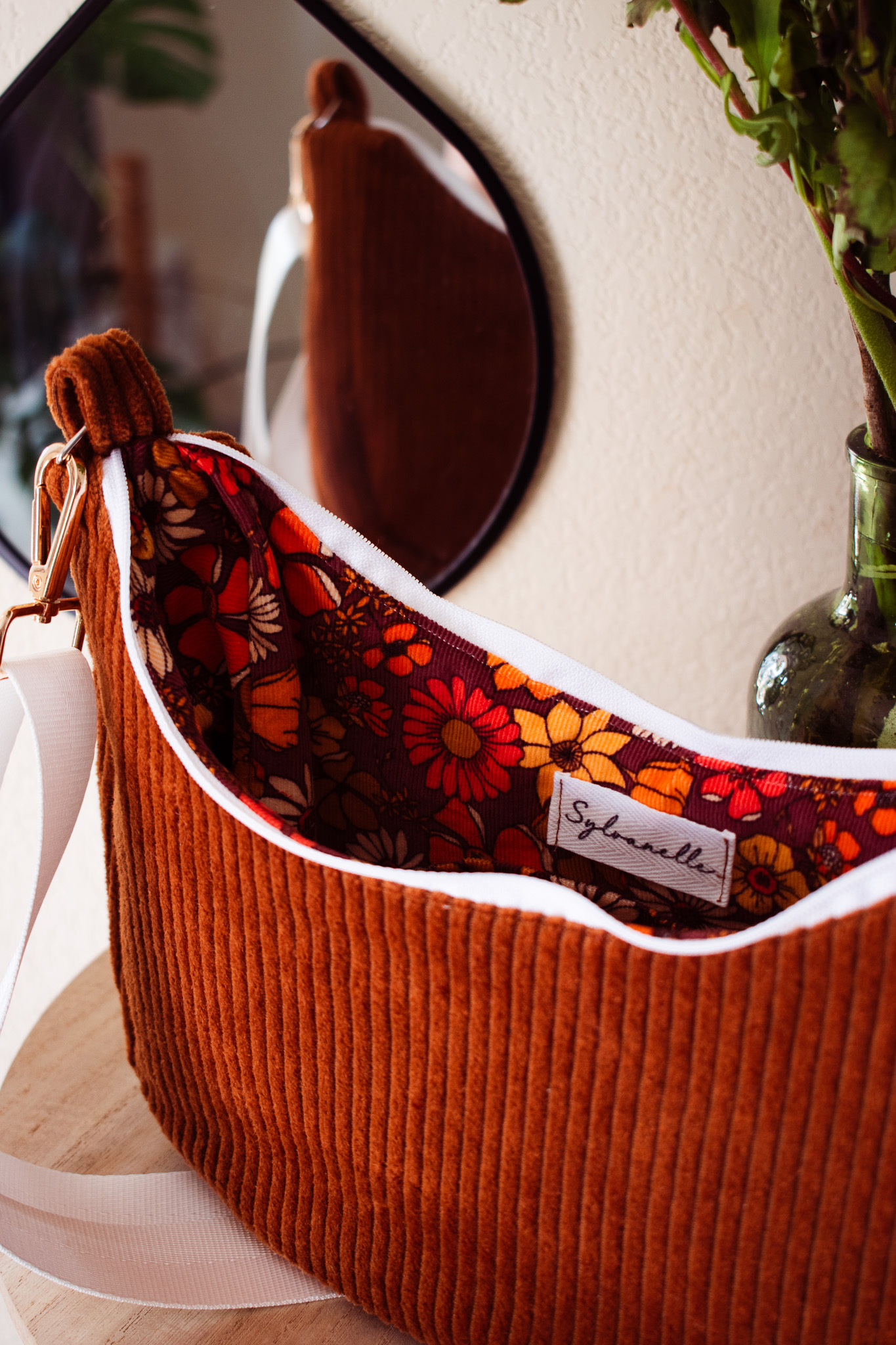 Sac baguette en velours caramel – Image 3