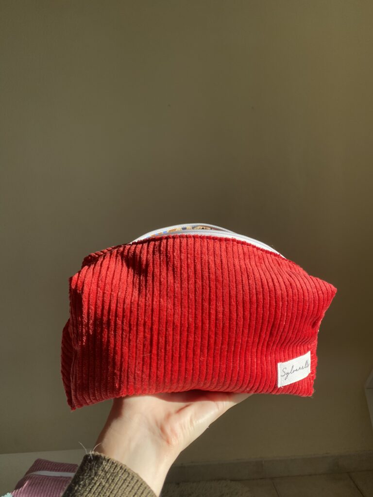 Trousse de toilette en velours côtelé rouge