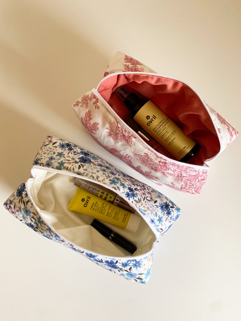 Trousses de toilettes personnalisées avec les tissus Romane et Toile de Jouy rouge