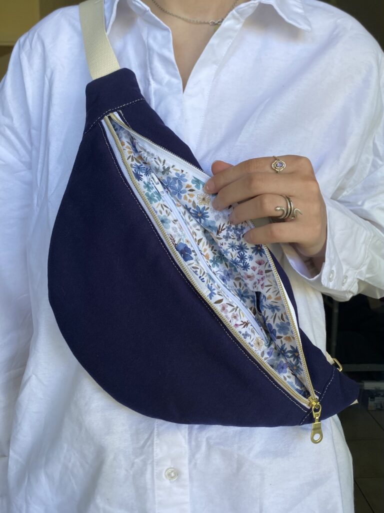 Sac banane personnalisé 
avec les tissus Navy et Romane